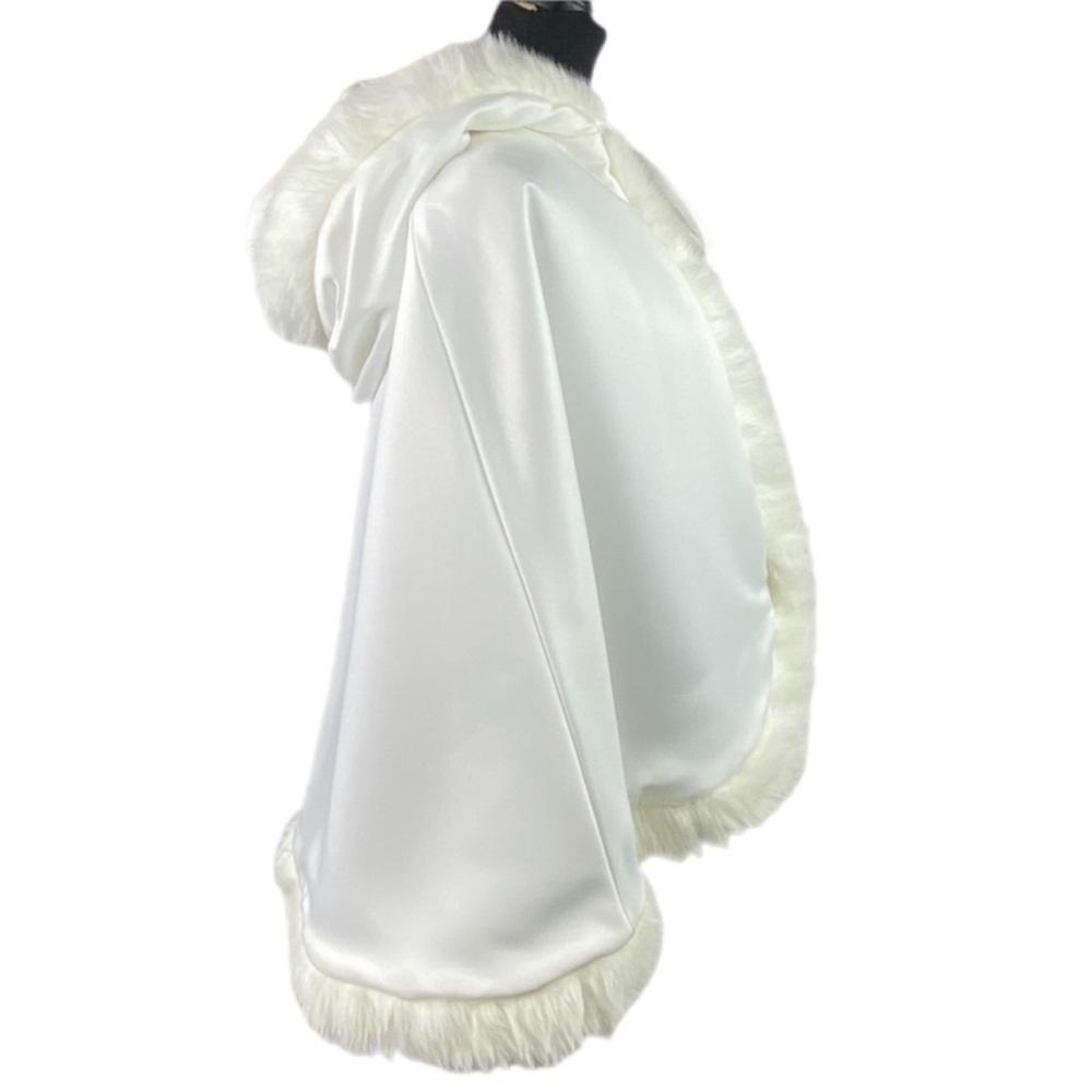 Reversible White Bridal Wedding Cape Faux Fur Trim Satin White & Faux Fur​​​​​ - Picture 4 of 14